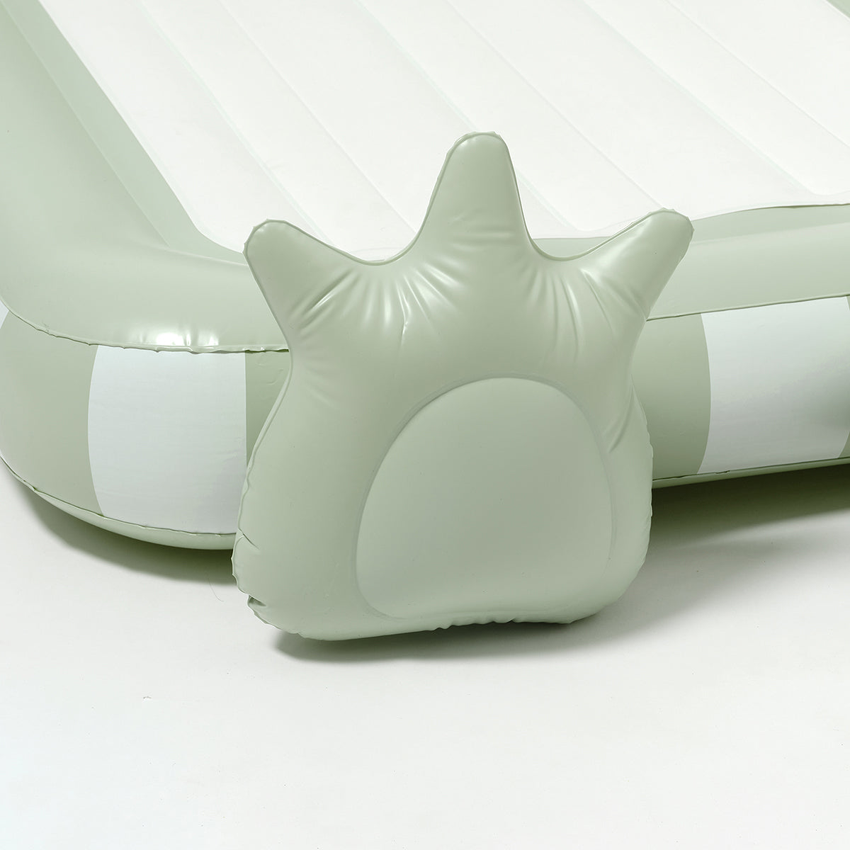 Dmuchane łóżko dla dzieci LOQI z miękkim oparciem w kształcie łapy w szarym kolorze