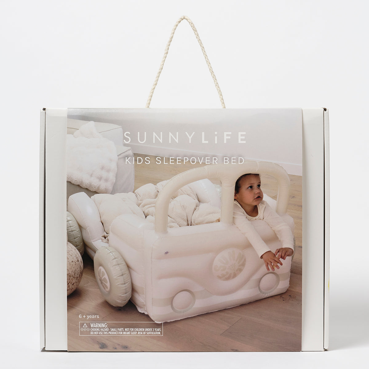 Dmuchane łóżko dziecięce samochód marki LOQI w opakowaniu z grafiką dziecka w łóżku