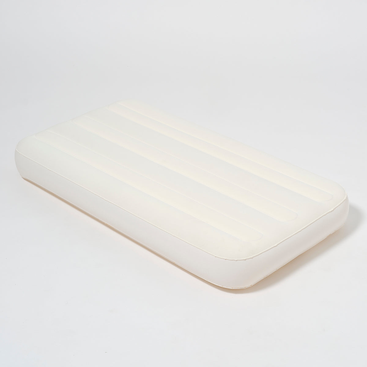 Białe dmuchane łóżko dziecięce samochód o prostym, wygodnym kształcie od LOQI