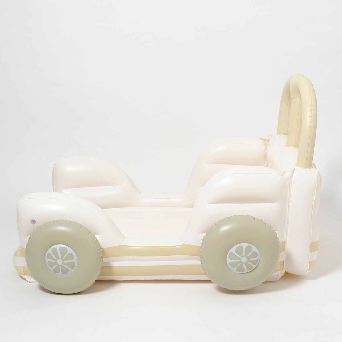 Beżowe dmuchane łóżko dziecięce samochód LOQI z oparciem i dużymi kołami