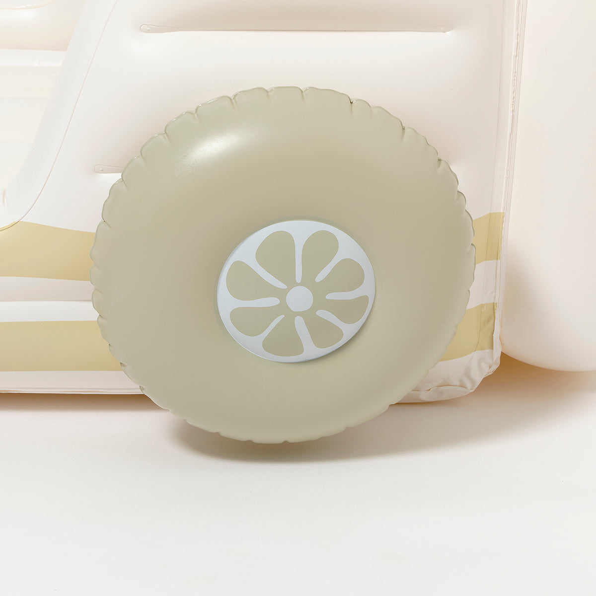 Koło dmuchane łóżko dziecięce samochód marki LOQI w jasnych kolorach z dekoracyjnym wzorem