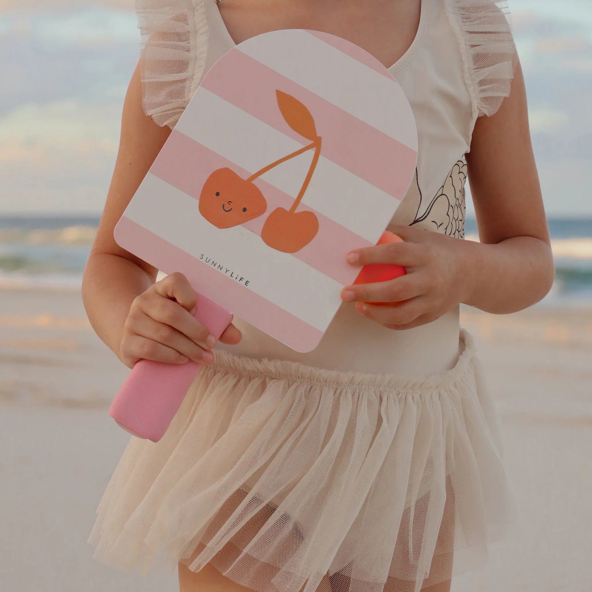 Rakietki plażowe dla dzieci z różowym uchwytem i wzorem owoców wiśni na plaży