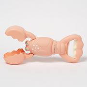 Łapki do piasku dla dzieci w kształcie różowego homara marki LOQI do zabawy na plaży