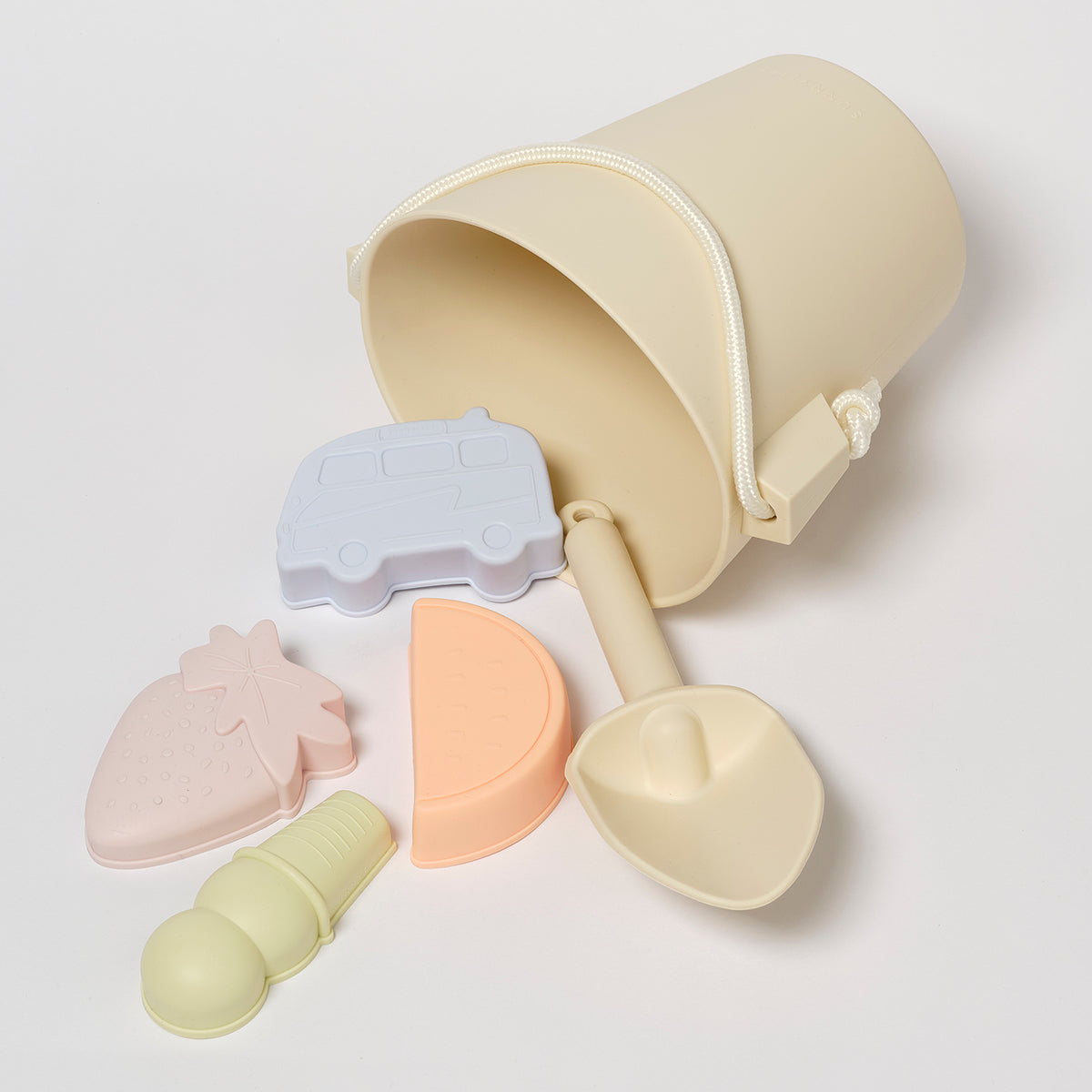 Silikonowe wiaderko dla dzieci Sunny Life z łopatką i foremki do piasku w pastelowych kolorach