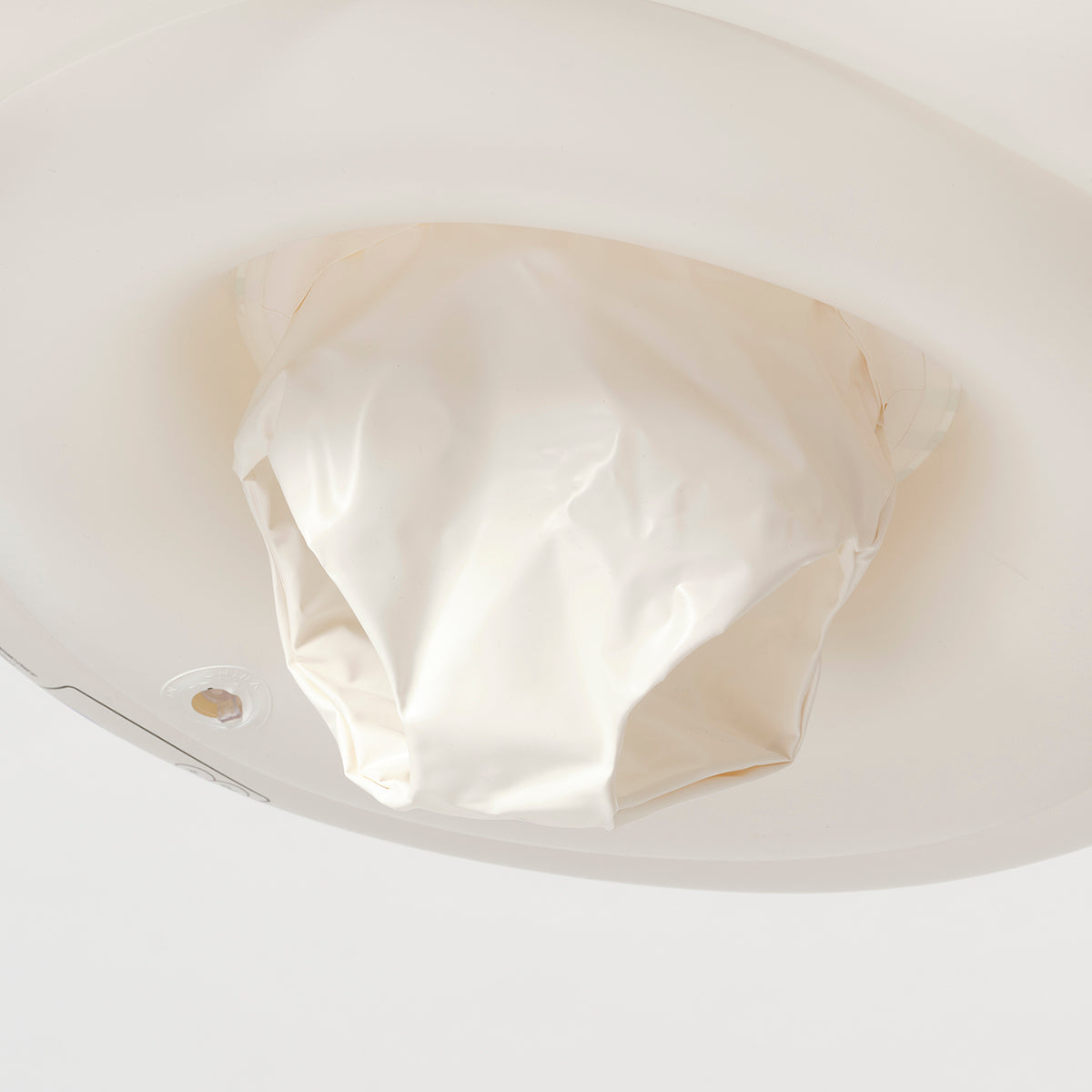 Biały pływający fotelik dla niemowląt marki Sunny Life z miękkiego materiału do pływania