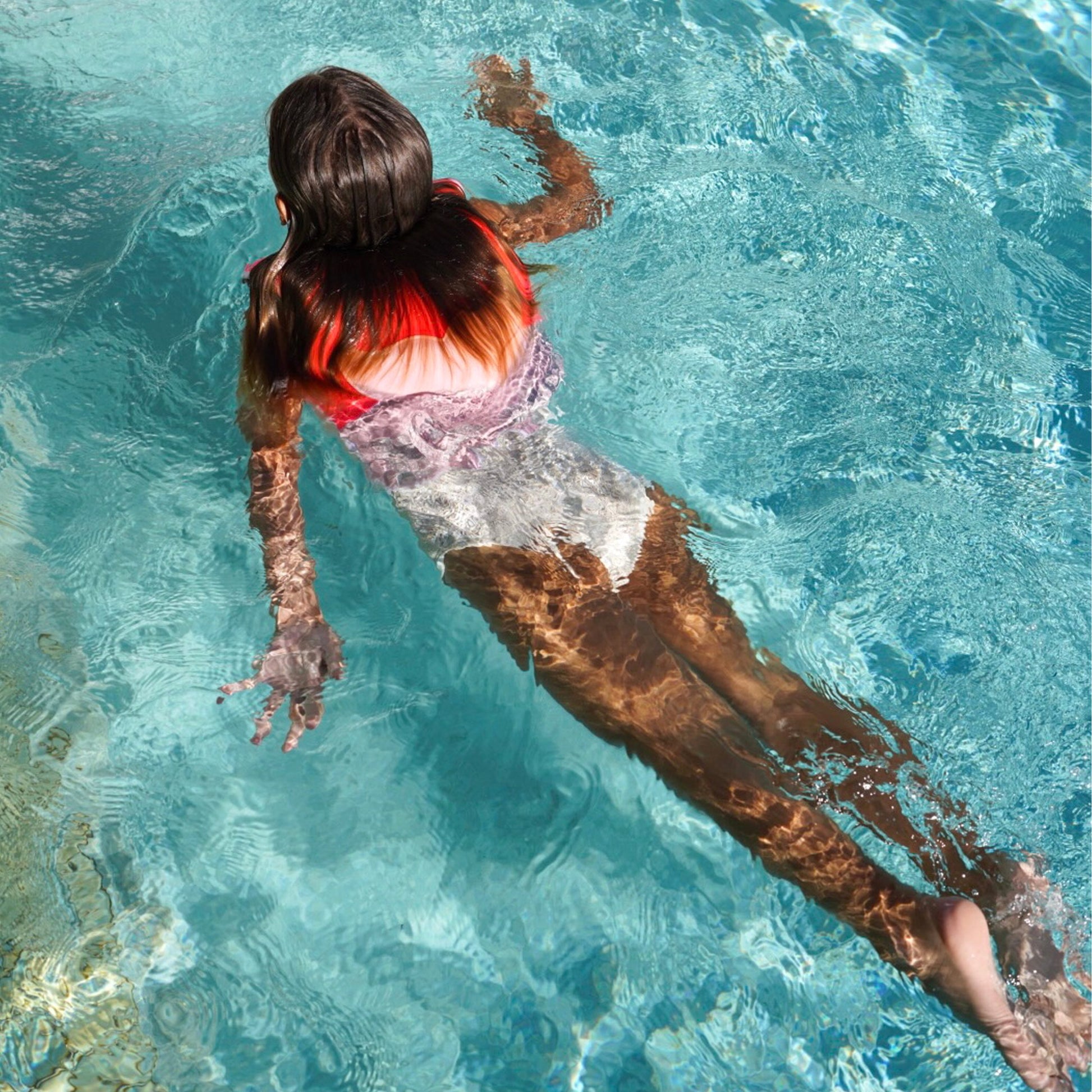 Dziecko pływające w basenie w czerwonej kamizelce do pływania dla dzieci 2-3 lata marki LOQI