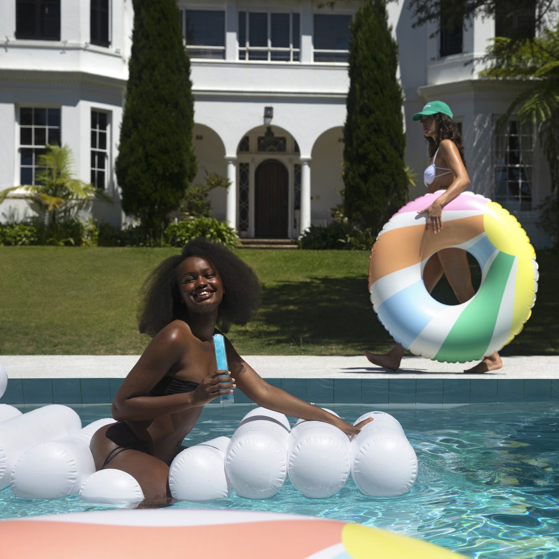 Ponton dla dzieci pastelowy koło do pływania w kolorach mięty, różu i beżu nad basenem