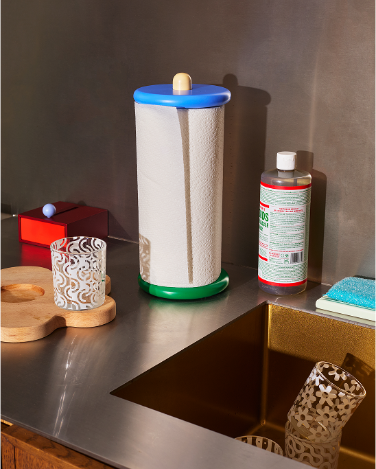 Uchwyt na ręcznik papierowy design Areaware na blacie kuchennym z kolorową pokrywką