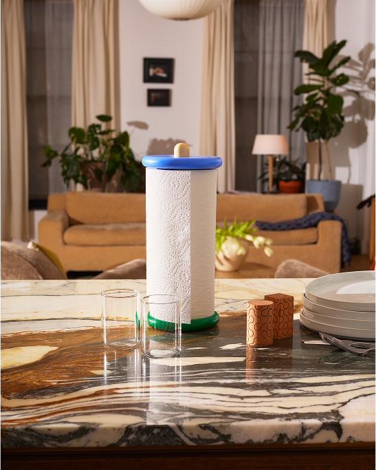 Uchwyt na ręcznik papierowy design Areaware na marmurowym stole w nowoczesnym salonie