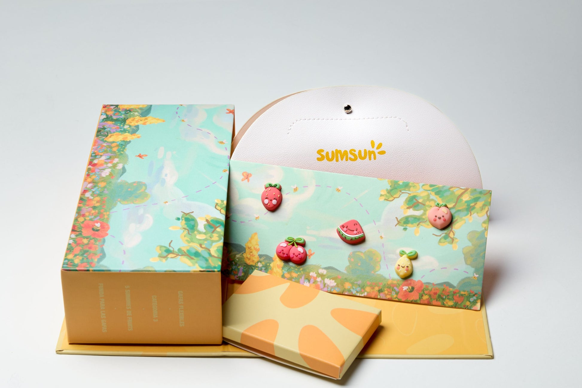 Okulary przeciwsłoneczne dla dzieci SumSun z kolorowym etui i dekoracyjnymi przypinkami