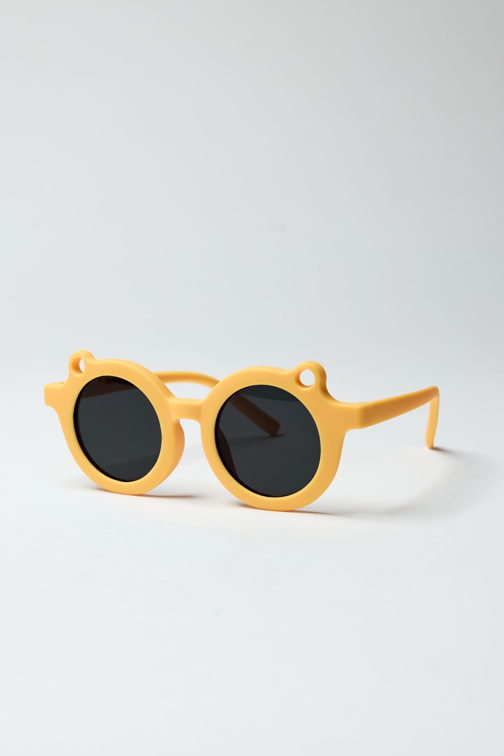 Okulary przeciwsłoneczne dla dzieci marki SumSun w żółtej oprawce z okrągłymi czarnymi szkłami