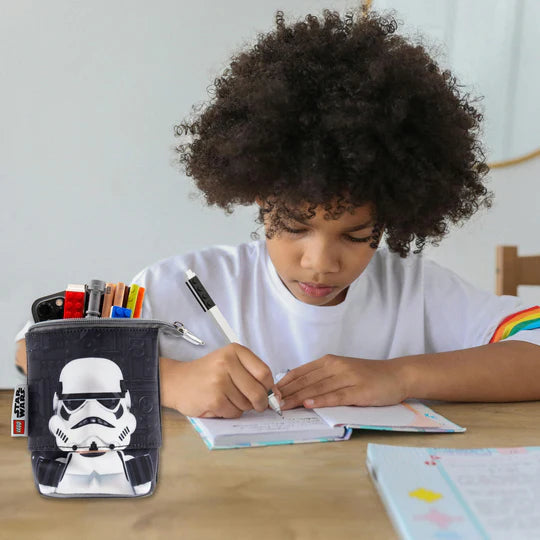 Piórnik LEGO Star Wars Han Solo z motywem szturmowca trzymany przez dziecko podczas pisania