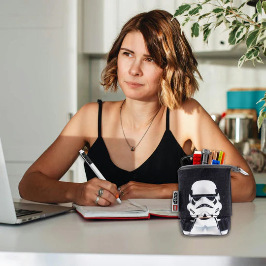 Piórnik LEGO Star Wars Han Solo z motywem szturmowca na biurku obok laptopa i notesu