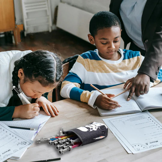 Piórnik LEGO Star Wars Han Solo na biurku z przyborami szkolnymi obok uczniów podczas nauki