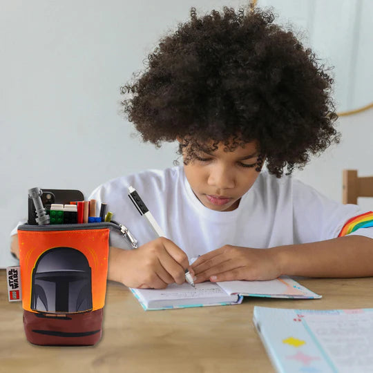 Piórnik LEGO Star Wars Mandalorian w pomarańczowym kolorze z motywem kultowego hełmu Mandalorianina