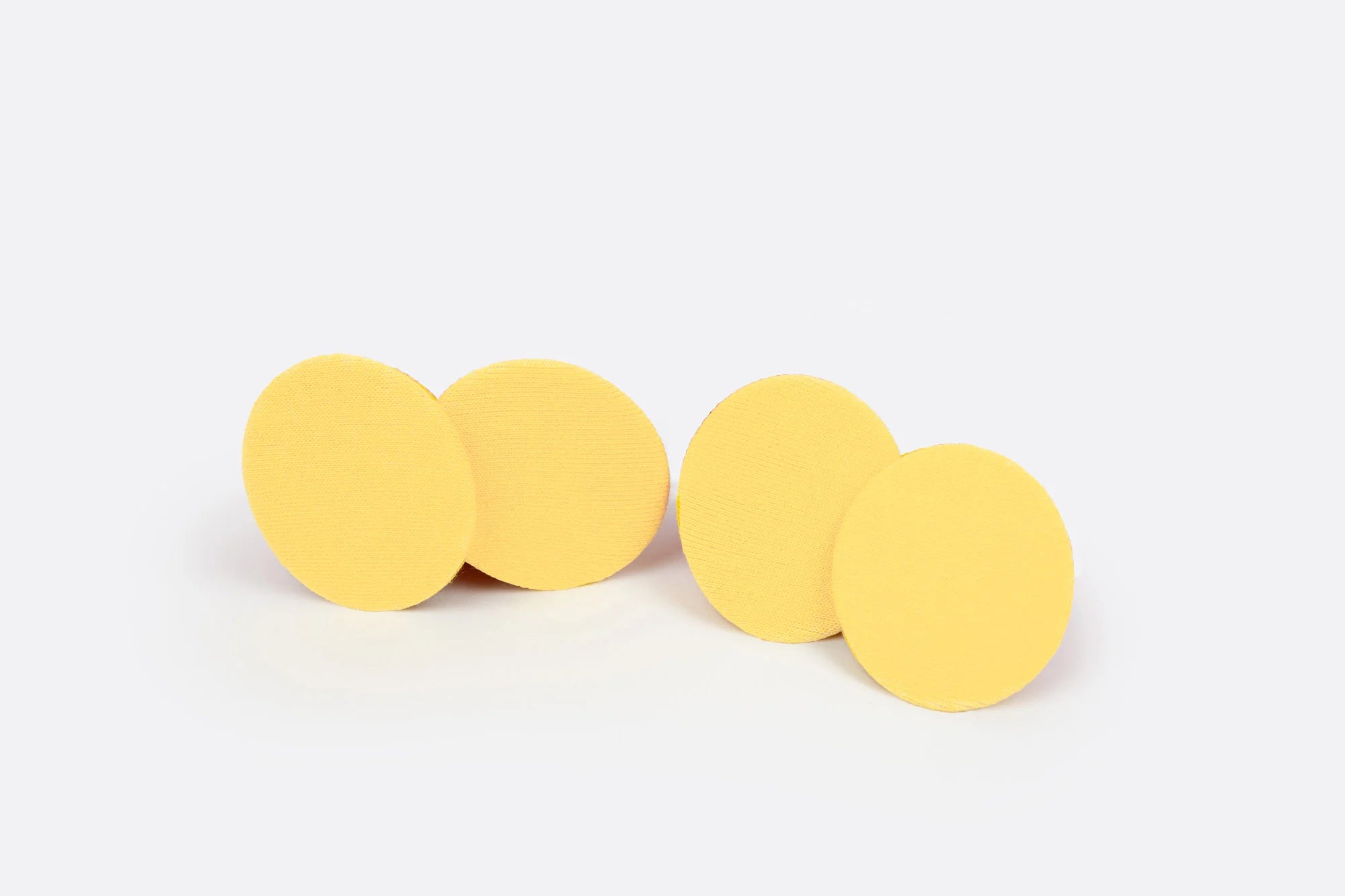 Żółte kolczyki w kształcie okrągłych chipsów na prezent skarpetki chipsy prezent