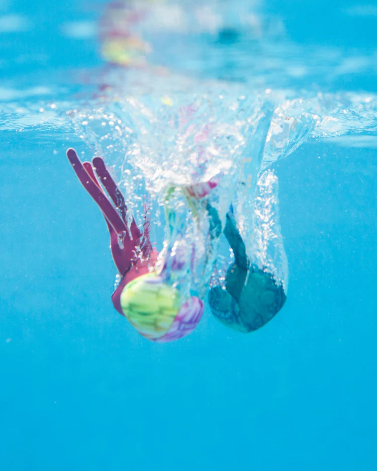 Kolorowe piłki do nurkowania Waboba zanurzone pod wodą, idealne do zabawy w basenie