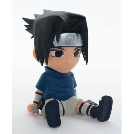 Plastoy skarbonka Naruto Sasuke w stylu figurki siedzącej postaci z czarnymi włosami