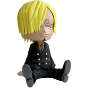 Plastoy skarbonka One Piece Sanji w formie siedzącej postaci z żółtymi włosami i czarnym garniturem