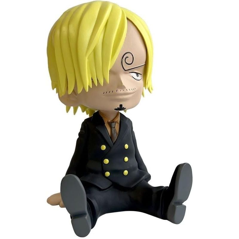 Plastoy skarbonka One Piece Sanji w formie siedzącej postaci z żółtymi włosami i czarnym garniturem