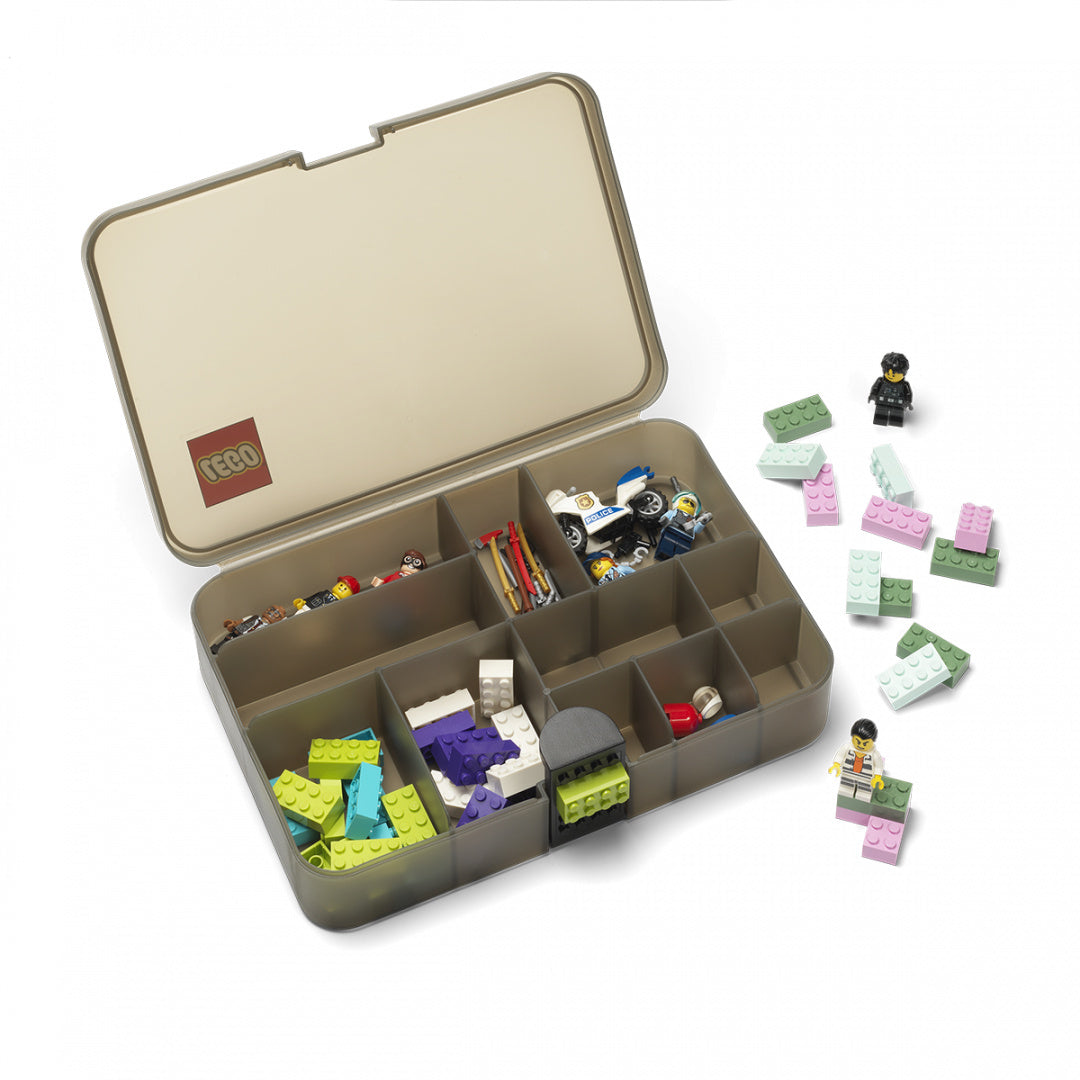 Sortowanie klocków z sorter LEGO Classic brązowy z różnymi elementami i figurkami LEGO Classic