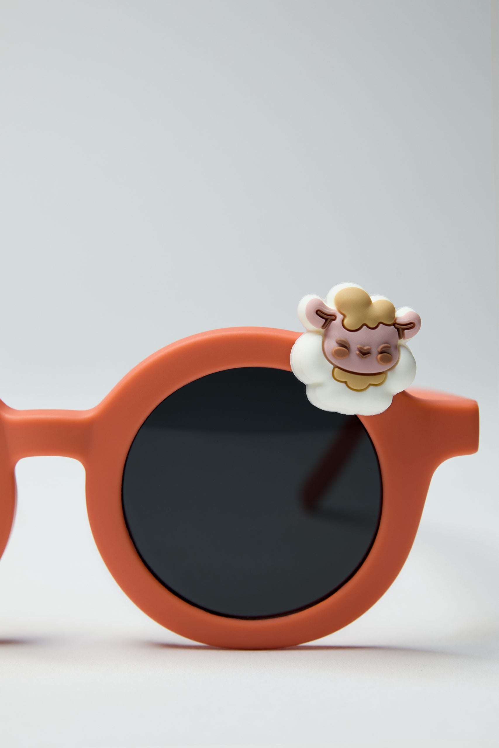 Okulary przeciwsłoneczne dla dzieci w kolorze pomarańczowym z ozdobą owieczki od BV JACOB COMPANY