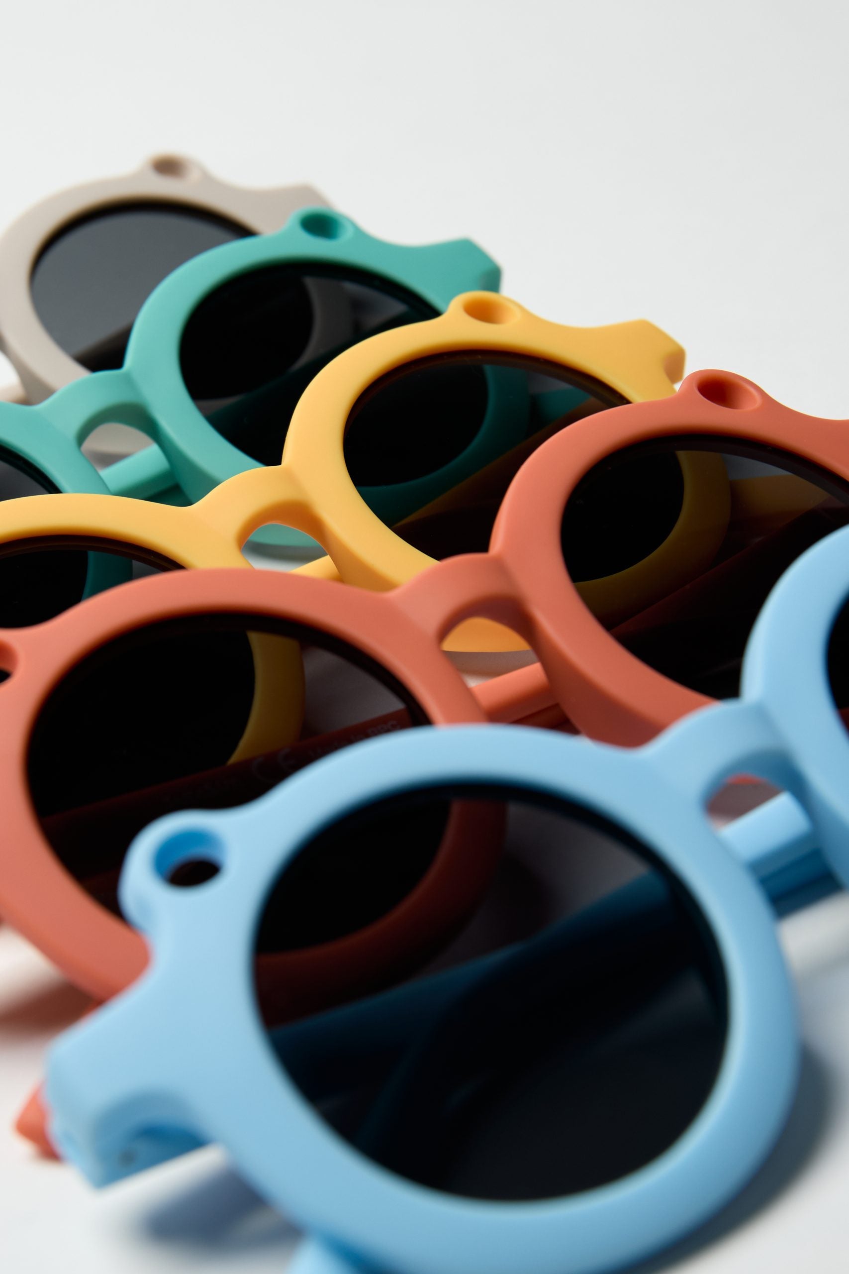 Kolorowe okulary przeciwsłoneczne dla dzieci od BV JACOB COMPANY o oryginalnym kształcie i ochronie UV