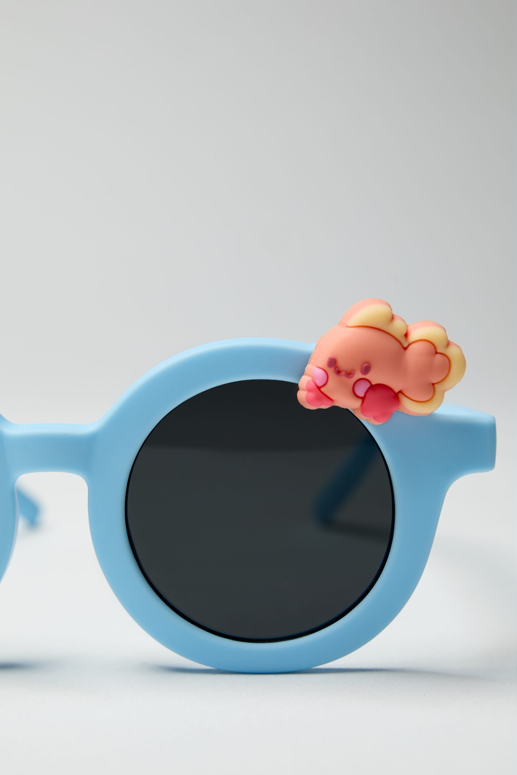 Okulary przeciwsłoneczne dla dzieci marki SumSun w niebieskiej ramce z ozdobą chmurki