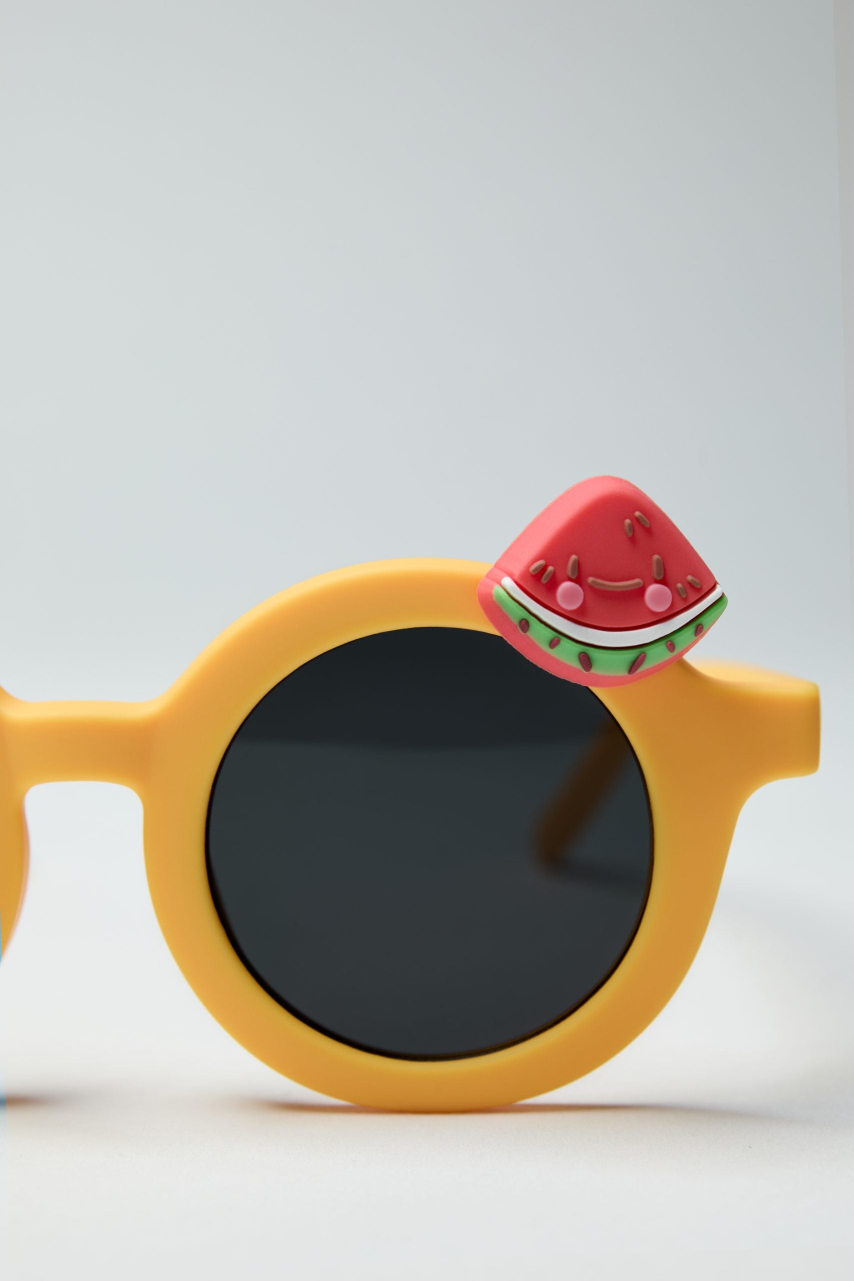 Okulary przeciwsłoneczne dla dzieci SumSun w żółtej oprawie z ozdobą arbuza