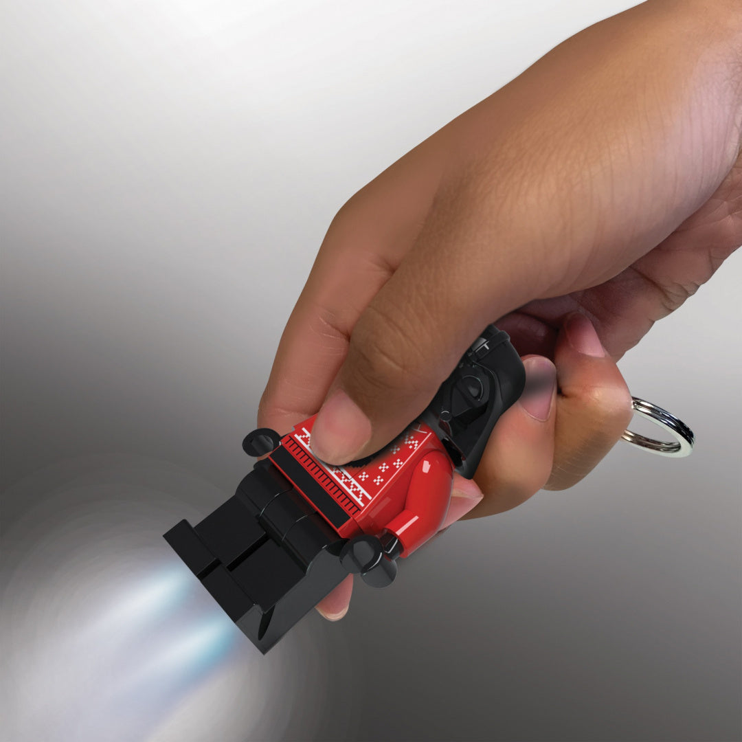 brelok LEGO Star Wars Darth Vader z latarką trzymany w dłoni na szarym tle