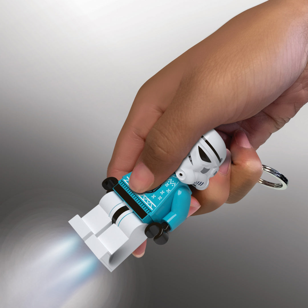 Świąteczny brelok LEGO Star Wars z figurką Stormtroopera w sweterku trzymany w dłoni
