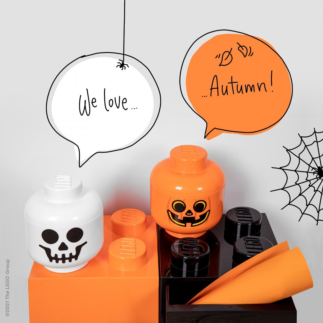 Szuflada LEGO Brick 4 czarna z halloweenowymi figurkami dyni i czaszki oraz pomarańczowymi elementami