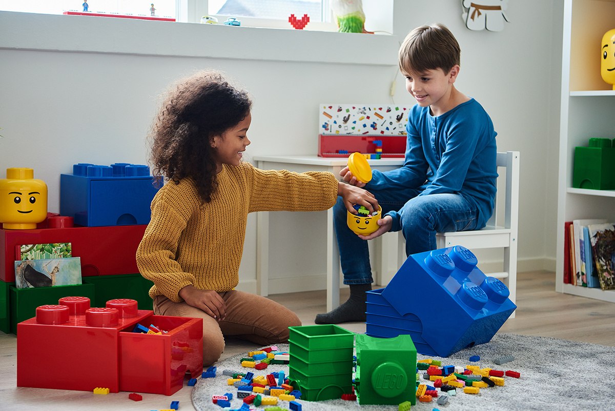 Dzieci bawiące się klockami LEGO z szufladą LEGO Brick 4 czerwoną do przechowywania klocków