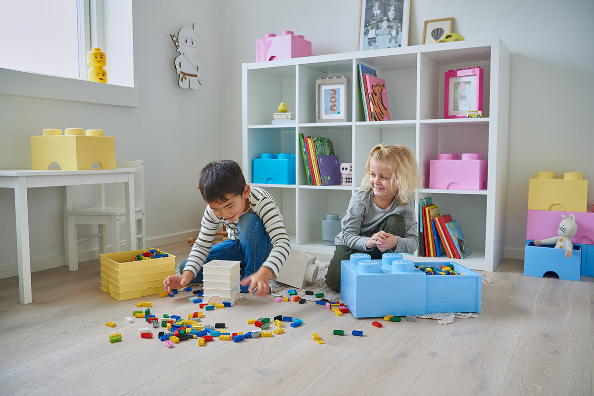 Szuflada LEGO Brick 4 jasnoniebieska w pokoju dziecięcym z klockami LEGO i bawiącymi się dziećmi
