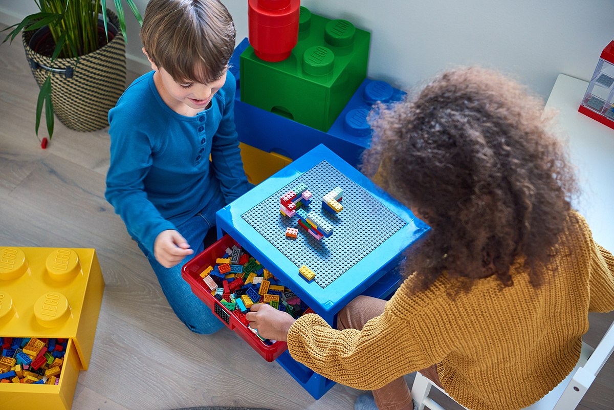 Dzieci bawiące się klockami LEGO ze szufladą LEGO Brick 4 zieloną do przechowywania zestawów