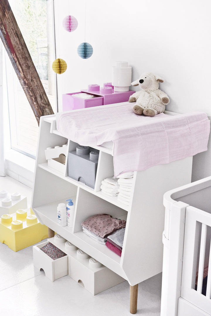 biała szuflada klocek LEGO Brick 8 z przegródkami, używana do organizacji dziecięcych zabawek i ubranek