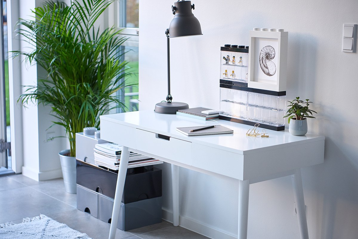 Nowoczesne biurko z szufladą LEGO dla dzieci w jasnym pokoju z roślinami i lampką