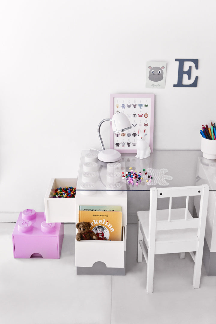 biały stolik dziecięcy z szufladą klocek LEGO Brick 8 biały i kolorowymi klockami na blacie