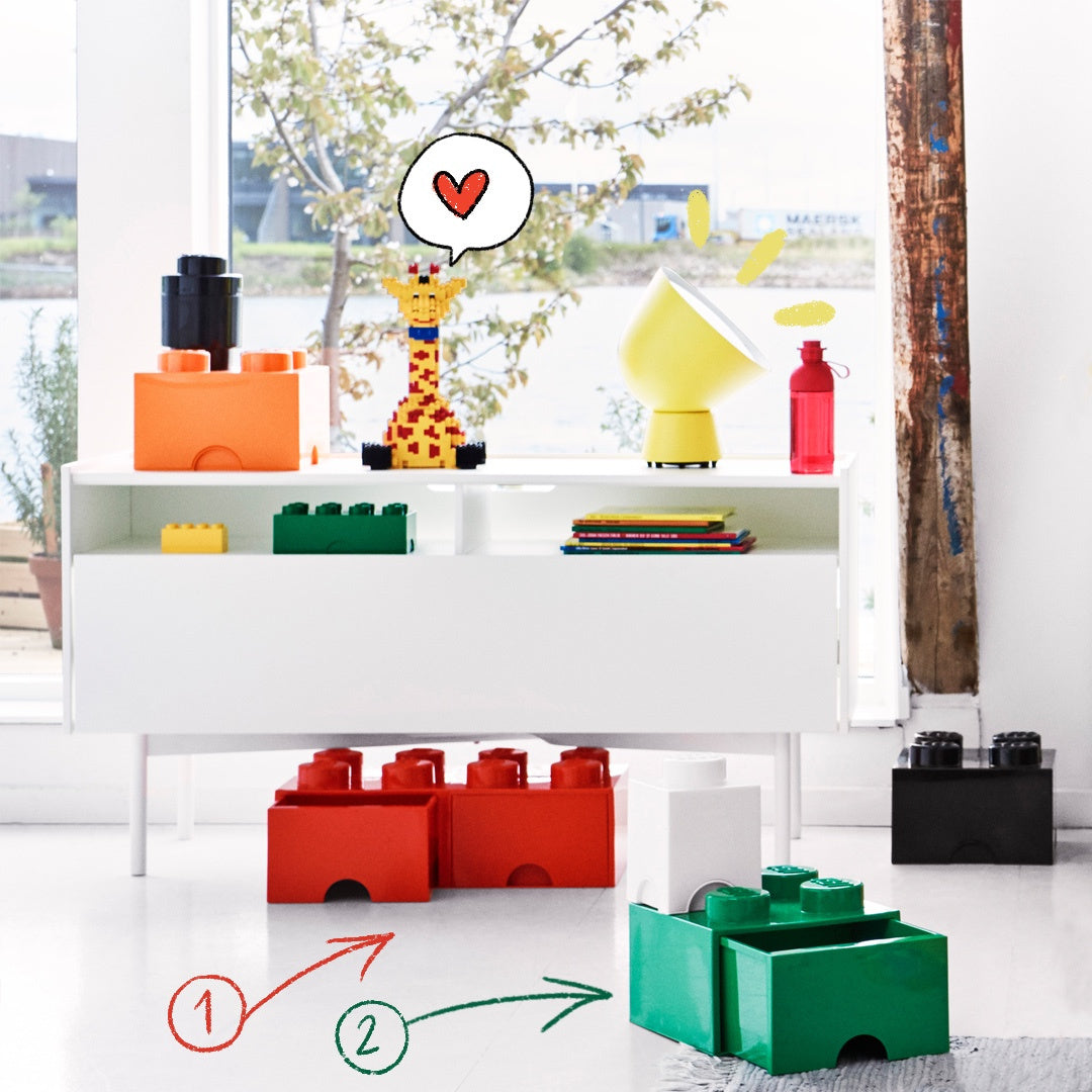 Szuflada LEGO Brick 8 czerwona pod białą półką w nowoczesnym pokoju z klockami i lampą