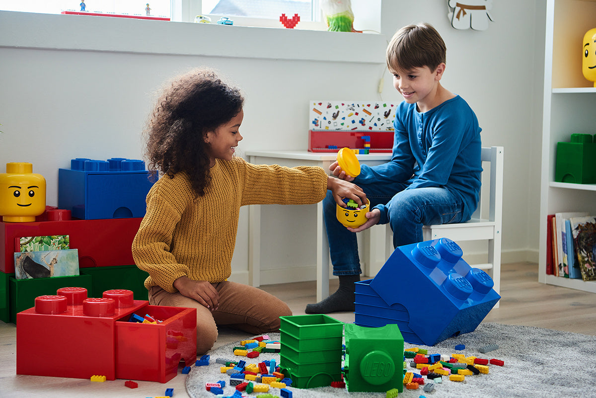 Dzieci bawiące się klockami LEGO w pokoju z szufladą LEGO Brick 8 zielona na podłodze