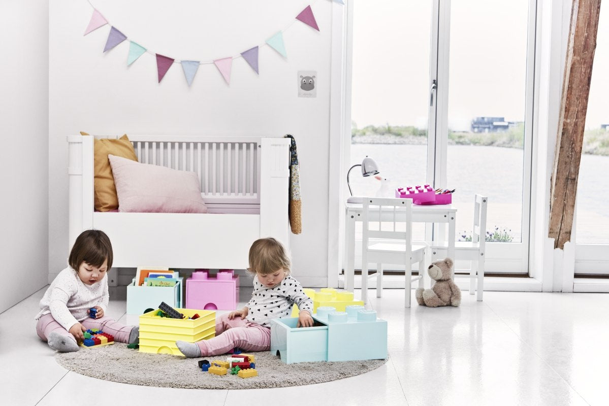 Dzieci bawiące się klockami w pokoju z szufladą LEGO Brick 4 morski na podłodze