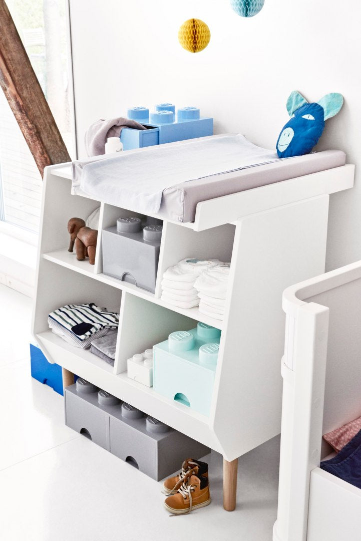 biała komoda dziecięca z szufladą LEGO Brick 4 jasnoniebieska i przechowywaniem na pieluchy oraz zabawki