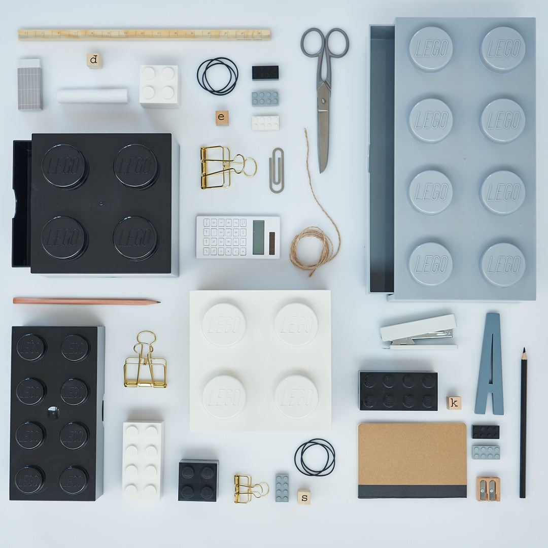 Zestaw szufladek LEGO na biurko w różnych kolorach z miejscem na drobne przedmioty biurowe