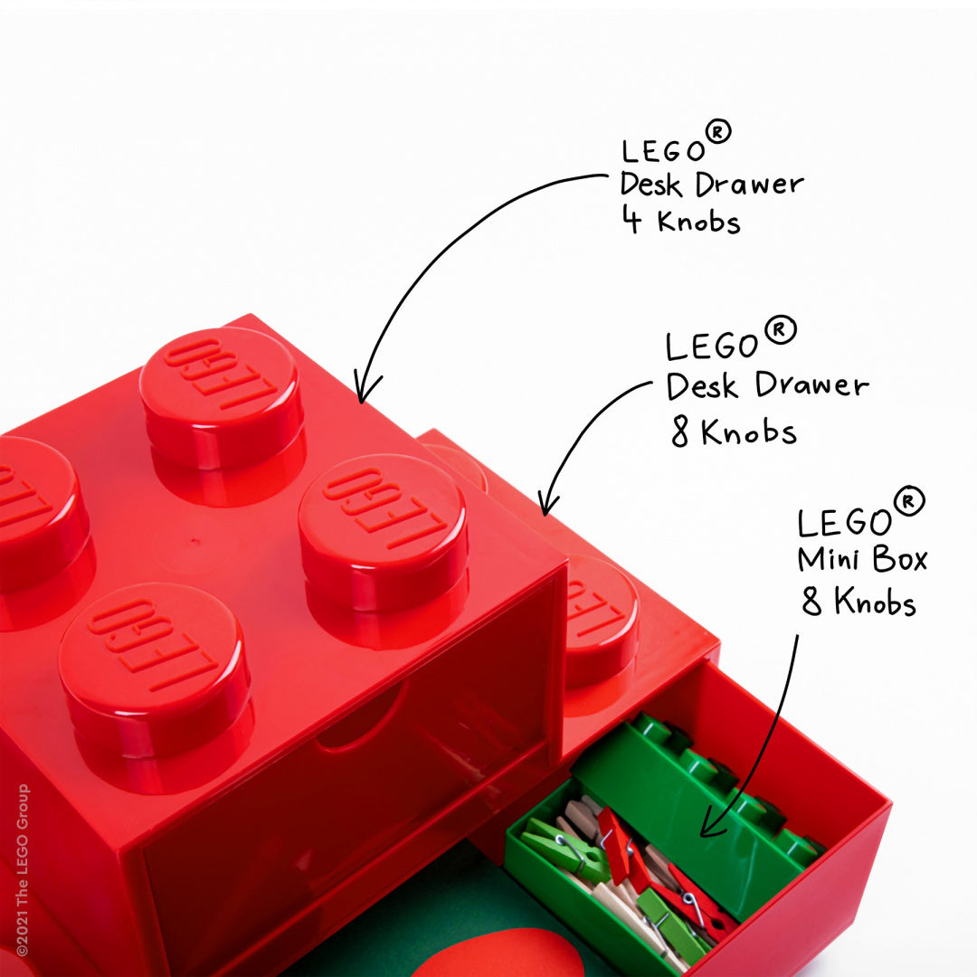 Czerwona szufladka LEGO na biurko z czterema i ośmioma wypustkami oraz zielonym mini pudełkiem z ośmioma wypustkami