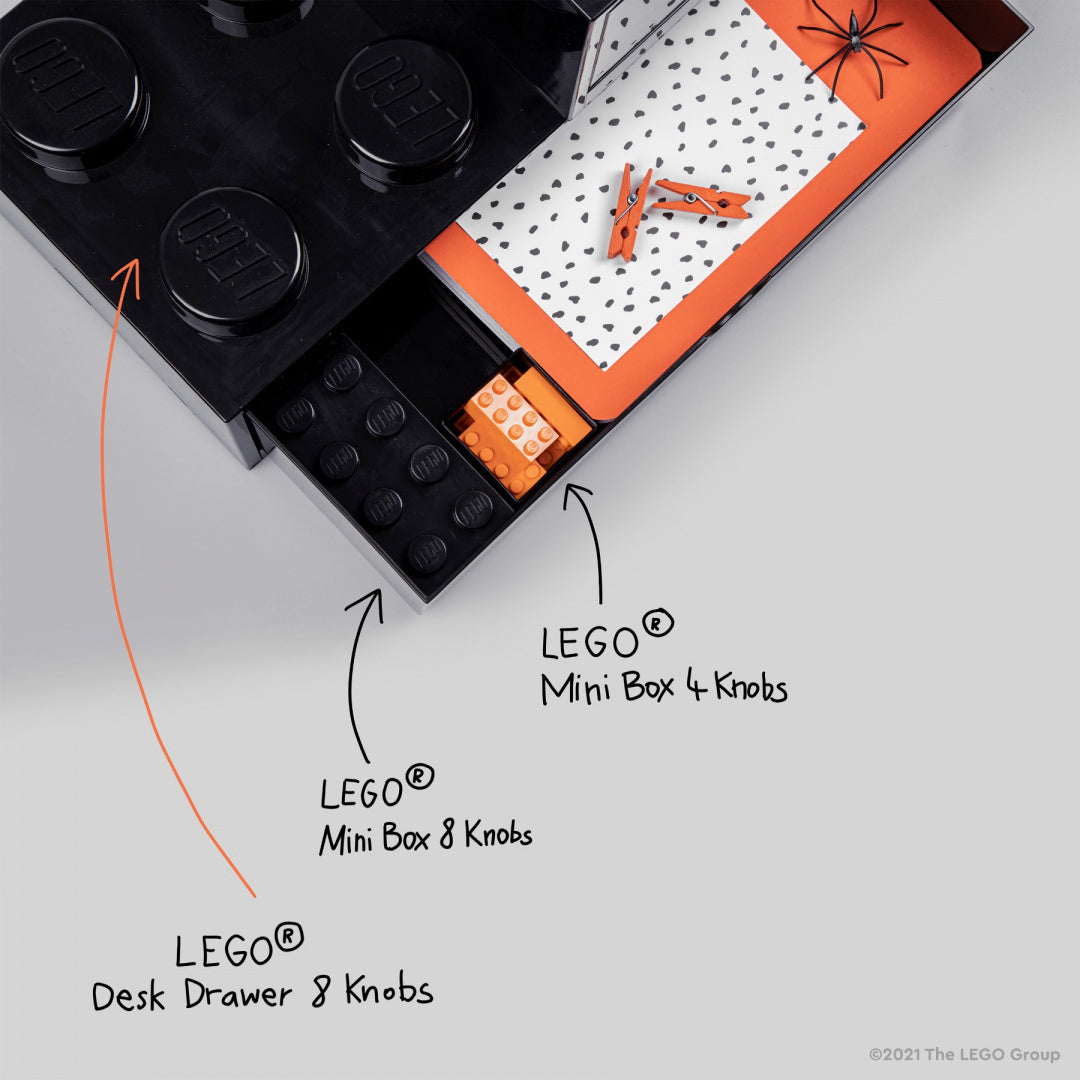 Czarna szufladka LEGO na biurko z dwiema wysuwanymi przegródkami i pomarańczowymi drobnymi akcesoriami