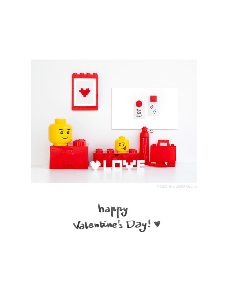 Szufladka LEGO na biurko w czerwonym kolorze z motywem miłości i ozdobami z klocków LEGO