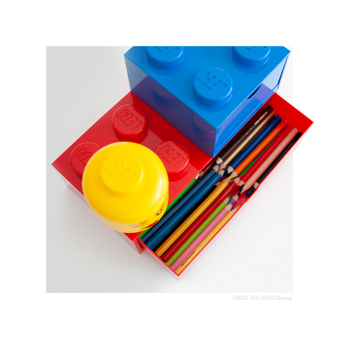 Szufladka LEGO na biurko w kształcie klocków z kolorowymi kredkami i pojemnikiem na biurko