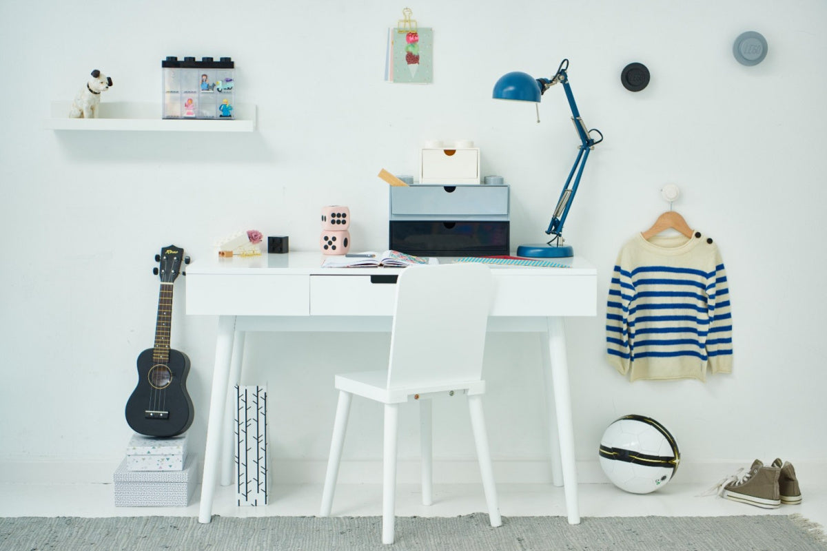 Nowoczesne białe biurko z niebieską lampką i szufladką LEGO na biurko do przechowywania akcesoriów