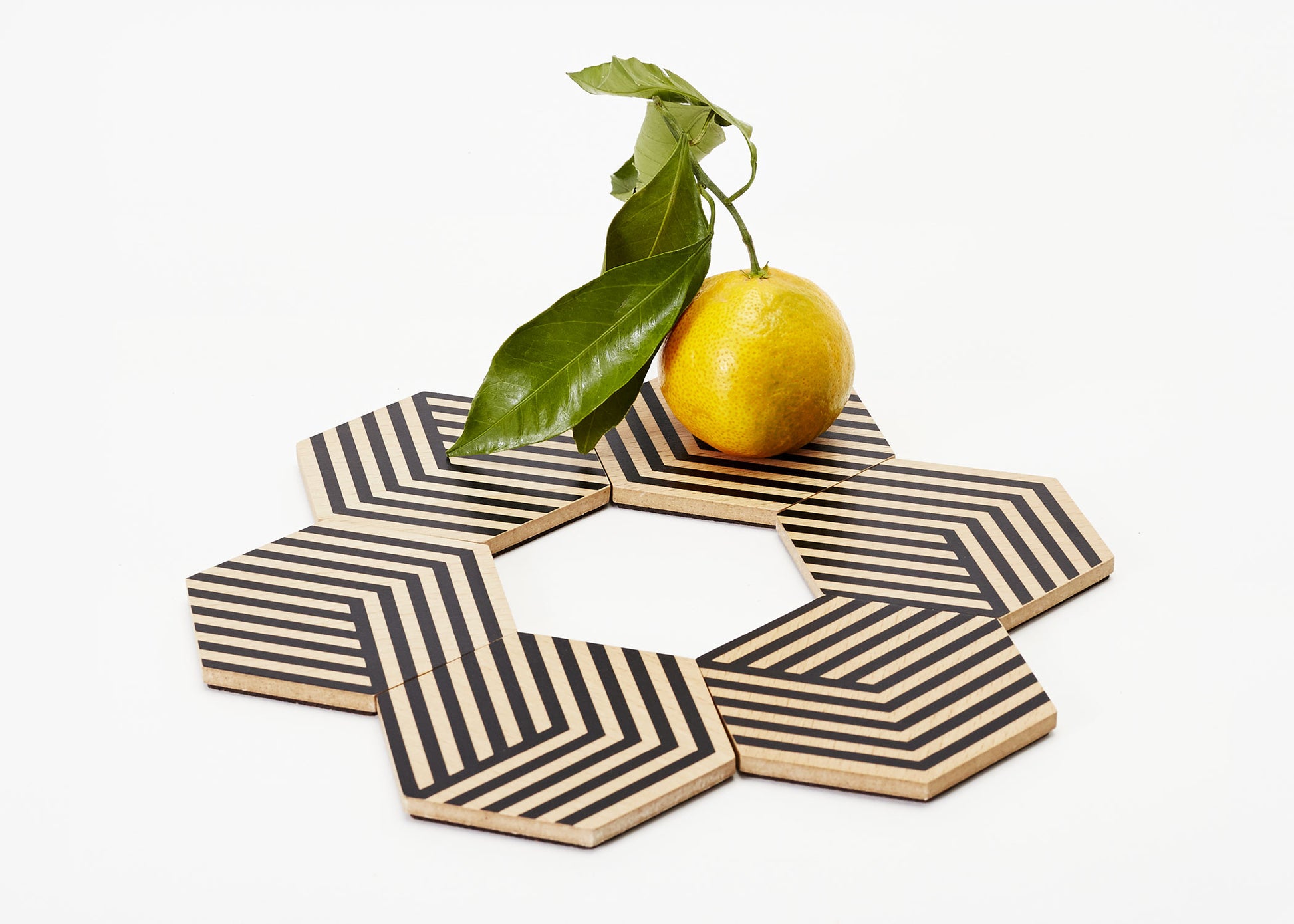 Podkładki stołowe czarne design od Areaware z geometrycznym wzorem i naturalnym materiałem