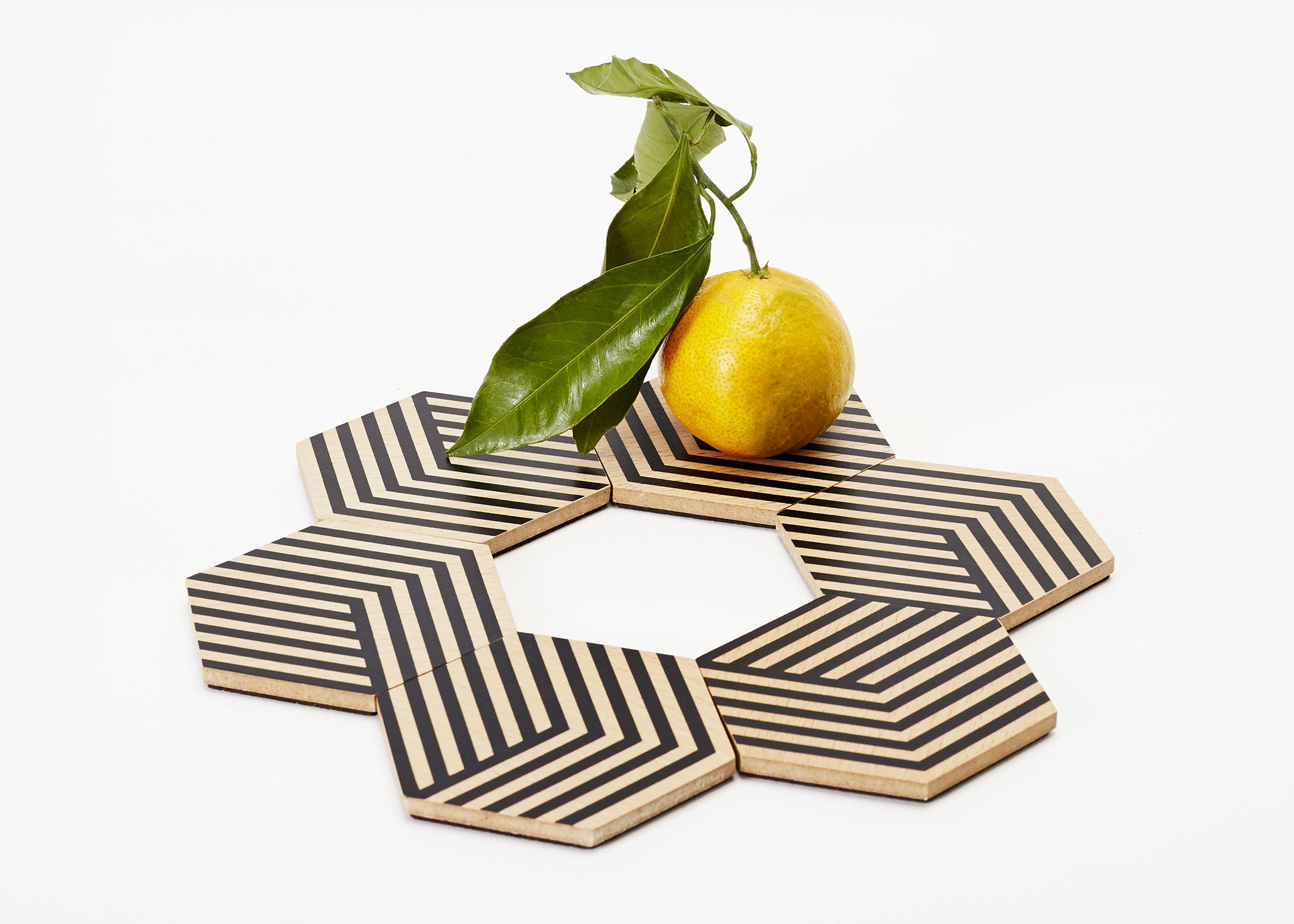 Podkładki stołowe czarne design od Areaware z geometrycznym wzorem i naturalnym materiałem